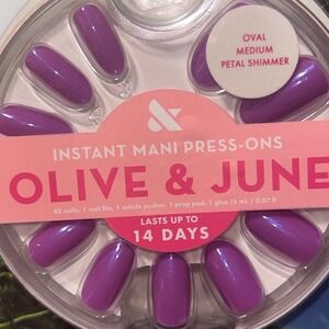 Olive & June Instant Mani Press-Ons Petal Shimmer Purple Oval Medium 42 Nails